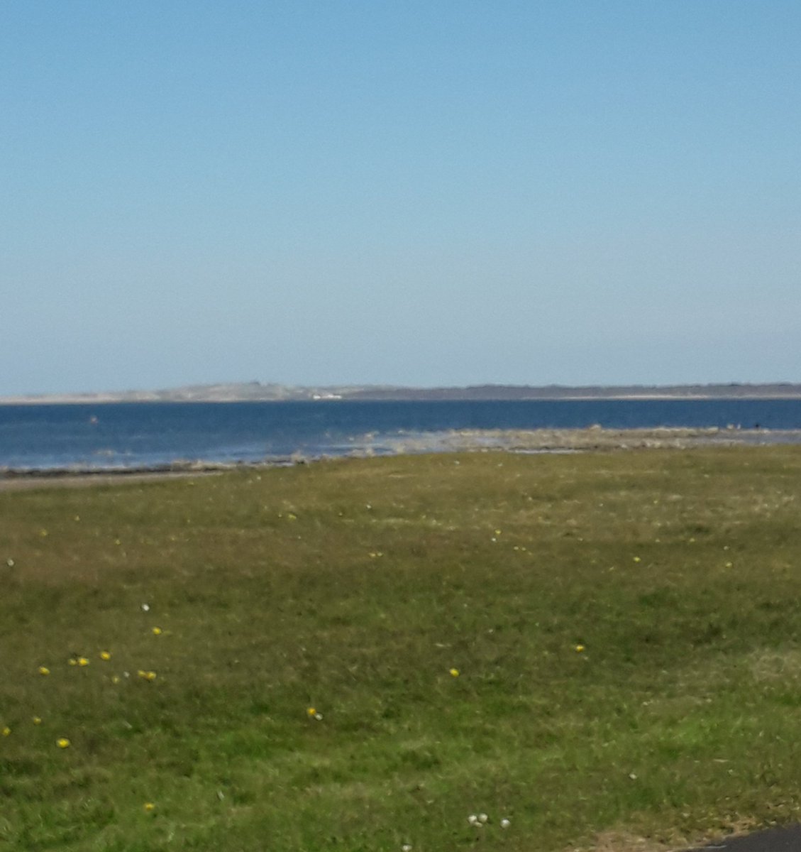 littlejambutty's tweet photo. Hazy day at the coast today #SetonSands https://t.co/08Wd82SKHZ