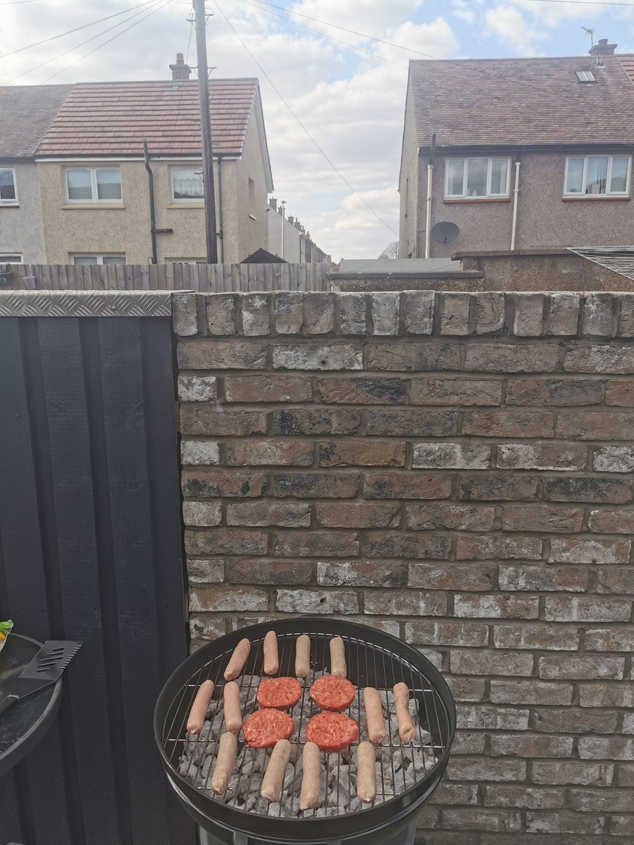 auntycabba's tweet photo. Today is a good day. The sun is out, the drinks are flowing and @MalcoImAllan is on the BBQ 👌🥂🎉🍔 https://t.co/ixTuJXRjf8