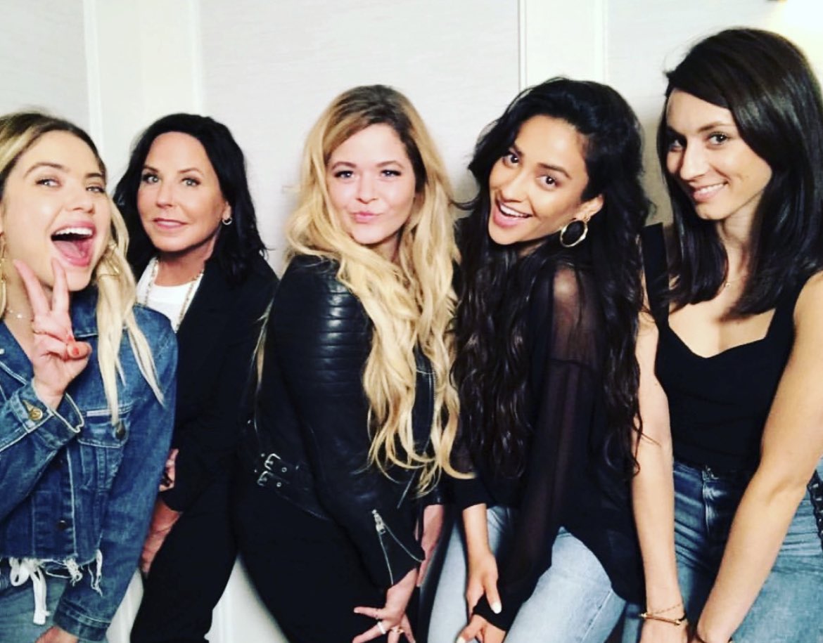 imarleneking's tweet photo. This pic just popped up on my feed. It made me smile.  Maybe you too. 😀 https://t.co/6NQVEOfrA2