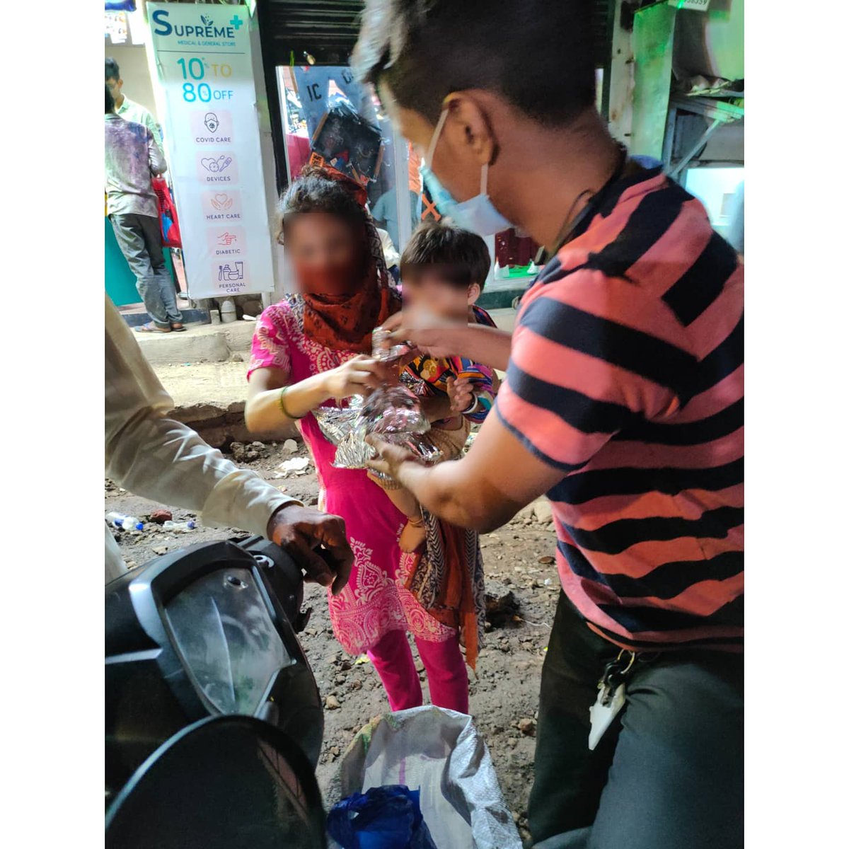 social_shed's tweet photo. Day 4
📍 JVLR &amp; Sakinaka
What more can be better than feeding needy in this holy month of Ramadan 🤲😌

#feedtheneedy

@khaanachahiye 
@ridhaan___

#youth #socialshed #socialwork #lockdown #fooddistribution #helpservice #togetherwecan
#pandemic #COVID19 #Ramadan #ServingHumanity https://t.co/bYZslcFk98