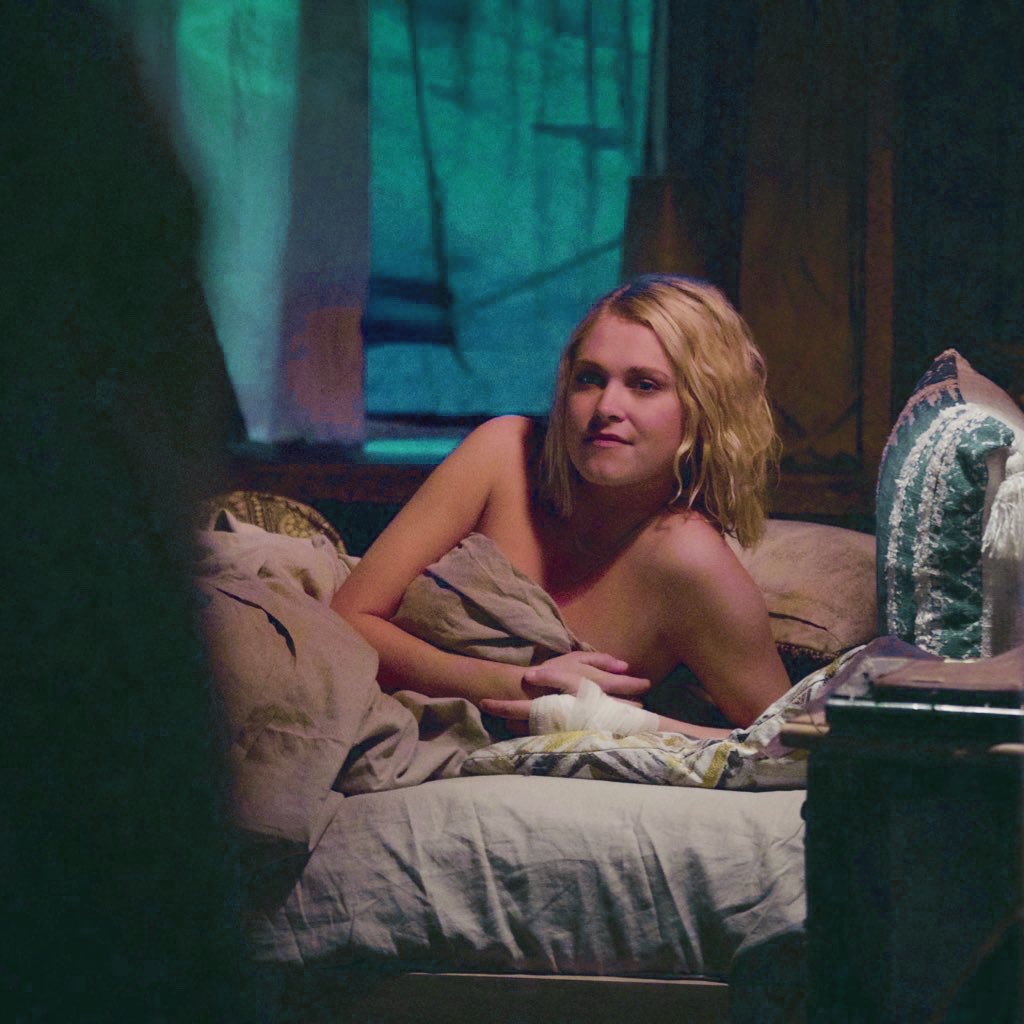 shayaronnie's tweet photo. clarke and lexa roommates AU but they're both broke and there's only one bed and also clarke likes to sleep naked. trope: best friends to roommates to lovers ✨ https://t.co/CipjM7a420