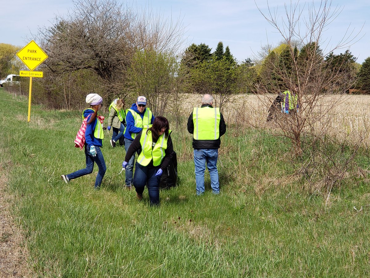 firstinstitute's tweet photo. It was a great day for the Crystal Lake Community Clean-Up and First Institute was ready for the challenge!  @crystallakechamber
#CLCorporateChallenge https://t.co/7rGYOvylX4