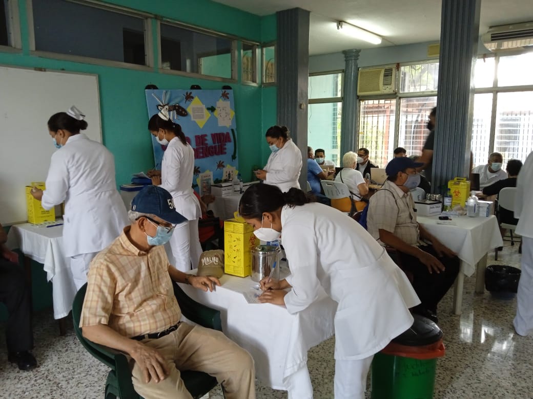 Josecalero52's tweet photo. Vacunación Voluntaria contra Covid-19 en el Distrito I de Managua.sigue con excito #17deAbril #NoPudieronNiPodran ##mansgua sandinista @MariaAdilia10 @taniasandinista @miltonyani @JudithEliz87 @NicolasMaduro @AlvaroTrejosC @YaraGmez @FloryCantoX https://t.co/KEDYVCUHxH