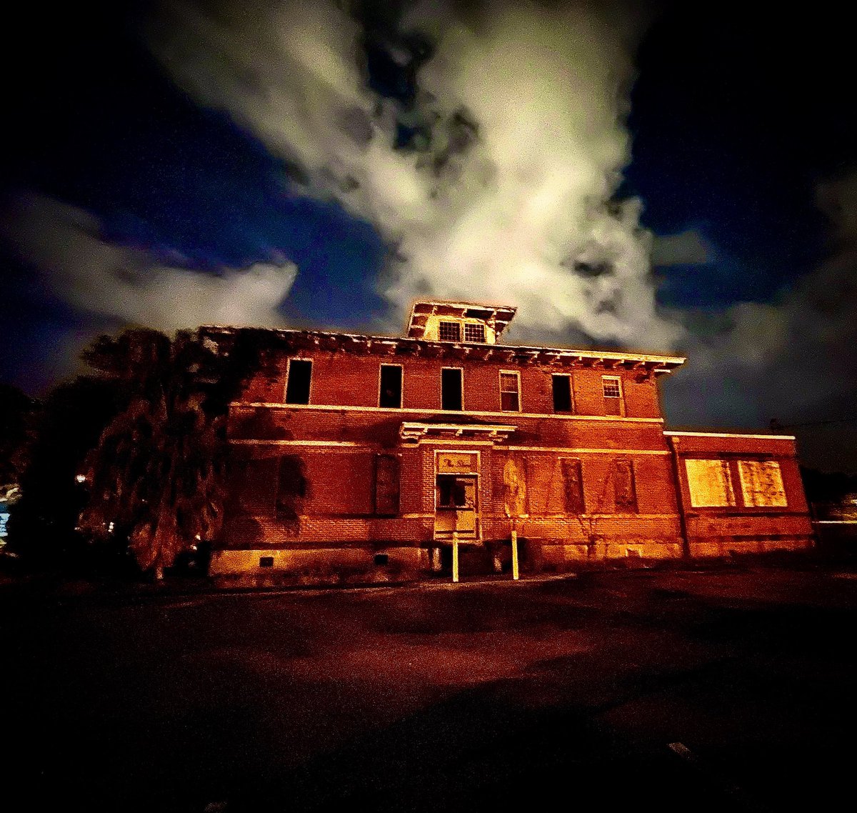 southernaftlife's tweet photo. Schools out for ever lol #haunted #cryptid #mothman #exploration #echobox #paranormal #youtuber #youtube #paranormalinvestigator #ghost #ghosthunting #southernafterlife #SAPTV #abandoned #explore #Floridaman #Tennessee #sb7 #psb7 #spiritbox #EVP #caughtoncamera #caughtonvideo https://t.co/WhJYjEaTDb
