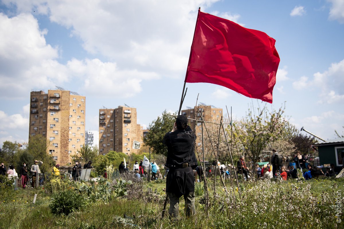 Dans les jardins partagés de Pantin, des familles se nourrissent de leurs récoltes. 
Pourtant, les dominants veulent raser les jardins pour #JO2024 
Ils nous attaquent tout le temps ... une seule réponse : Autodéfense Populaire.

Auber - Pantin - 17 Avril 2021
© NnoMan