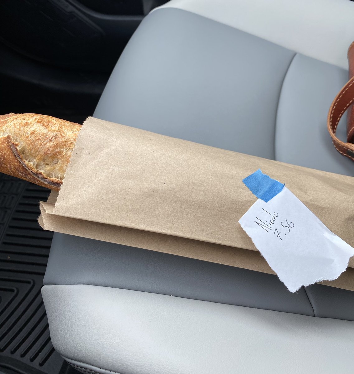 nicolee_jacks0n's tweet photo. my dumb ass thinking the cute boy at the bakery put a note for me on my baguette. should’ve known better https://t.co/VXgaj5bIsF