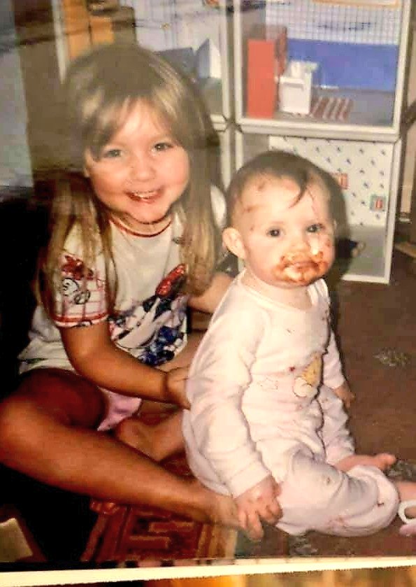 bryonydillon's tweet photo. On this day, 22 years ago , I was gifted a sister.🎉💛💛 
Thanks for being the one of us that's good at makeup , clothes, technology, advice...is so incredibly creative, colourful and full of so much love and hugs.  ❤ HAPPY BIRTHDAY NIAMHY POPS! 🍾🎉🍻🎂🥳🥳🥳💕💕💕 https://t.co/B42T5377aw