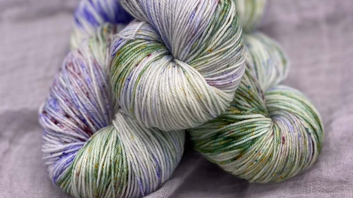 _lolodidit's tweet image. My &quot;Maybe It&apos;s Time&quot; shawl pattern now has a 2-skein 2-color option! This sample features our new colorways: Goody Goody and I Have Confidence.
#lolodidit #maybeitstimeshawl #shawlpattern #shawlknitter #shawlknitting #knitshawl #yarn #indiedyer #knit #handdyed #handdyedyarn