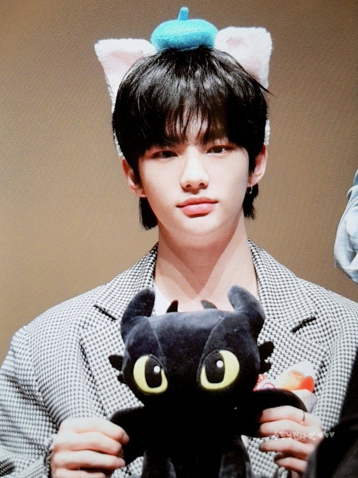 i5BUN's tweet photo. hyunjin tbh https://t.co/Qa7JN8b1AB
