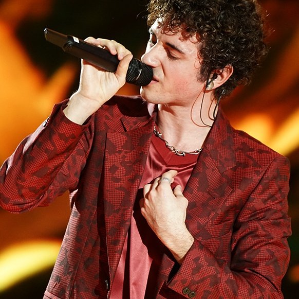 cazzonesobro's tweet photo. IL CANTO                          NON
E LA DANZA                     FACCIAMOLO
HANNO GIÀ                      DI NUOVO
PERSO 
#amici20 https://t.co/1yHYyebiSS