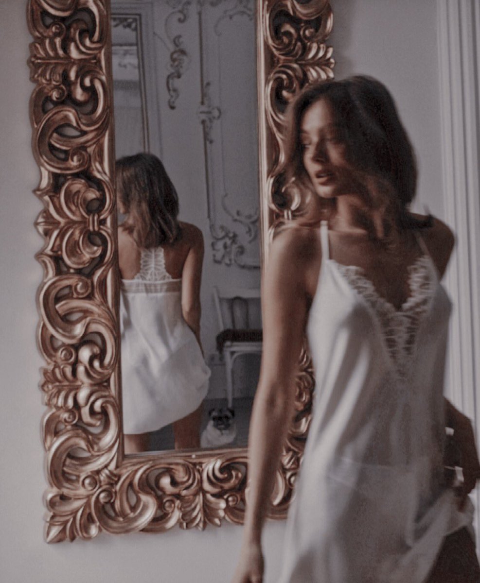 — — La imperfección es la belleza, la locura es genialidad, y es mejor ser absolutamente ridículo que absolutamente aburrido.