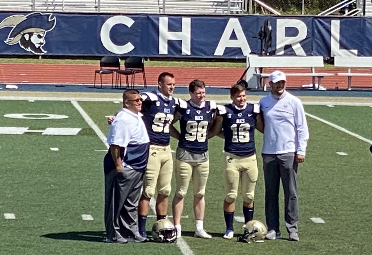 StevenUsry's tweet photo. 2020 @CSUFB Season Complete!! Thankful for friends/teammates for LIFE!! Go Bucs! @usryalex @Jearl_DB3 @The_9Kidd @JackCham08 @coachdpadilla https://t.co/lXi1JvfUNs