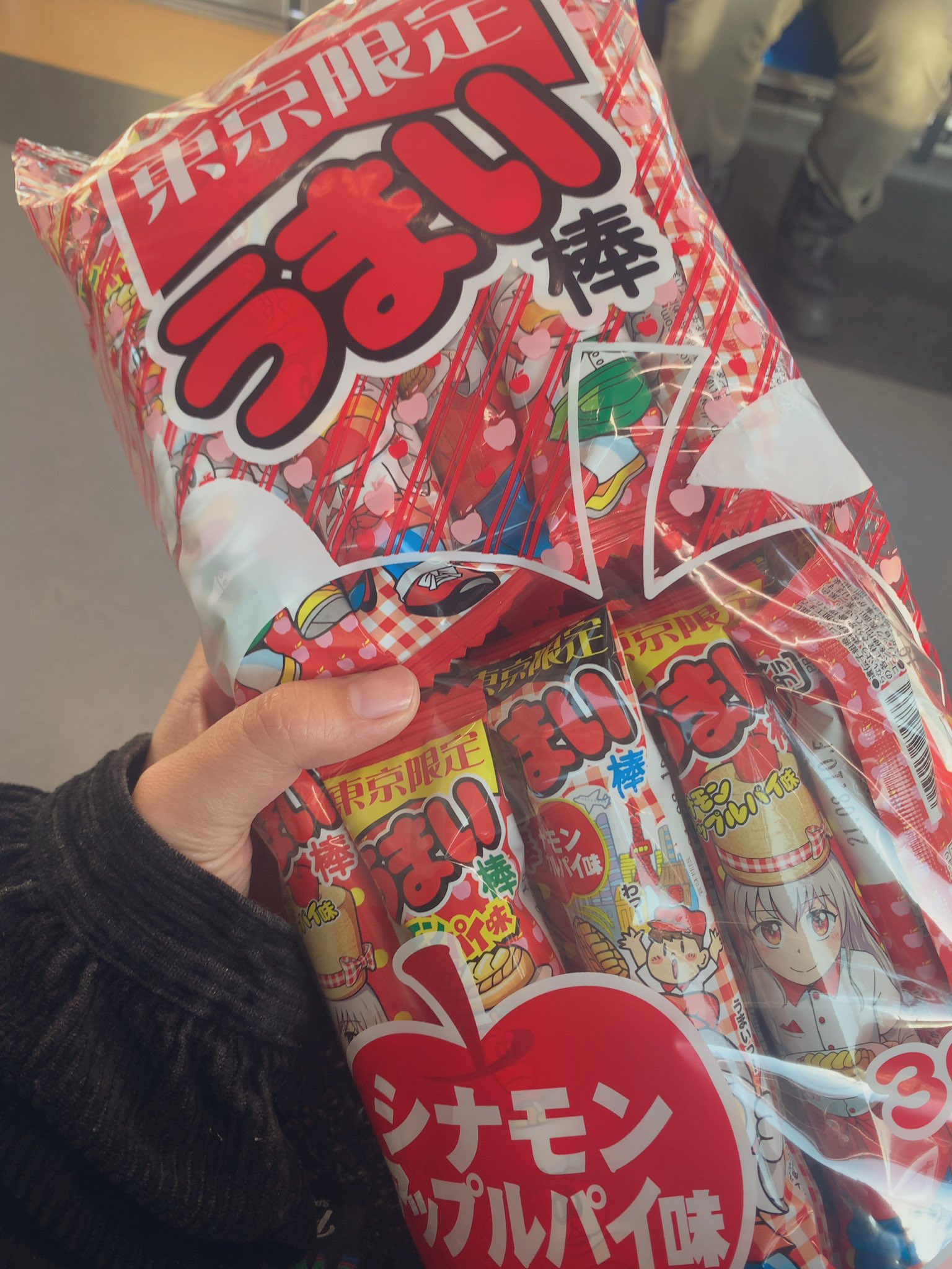 荒波 Aranami うまい棒シュガーラスク味にハマっていてドンキならあるだろと思ったけど シナモンアップルパイ味しかなかった シュガーラスク味が 食べたいよ しょうがないからシナモンアップルパイ味で我慢してやらあ T Co Risnetb4h2 Twitter