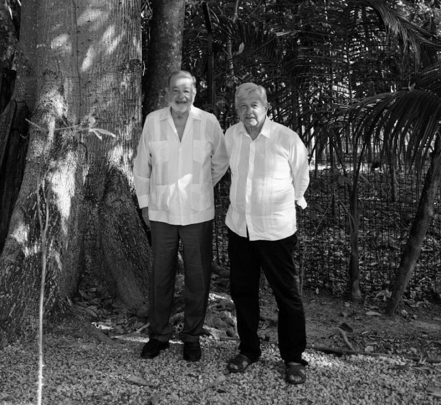 ChumelTorres's tweet image. Aquí una la foto de la persona que va a salvar este país.
Posando al lado de Andrés Manuel López Obrador.