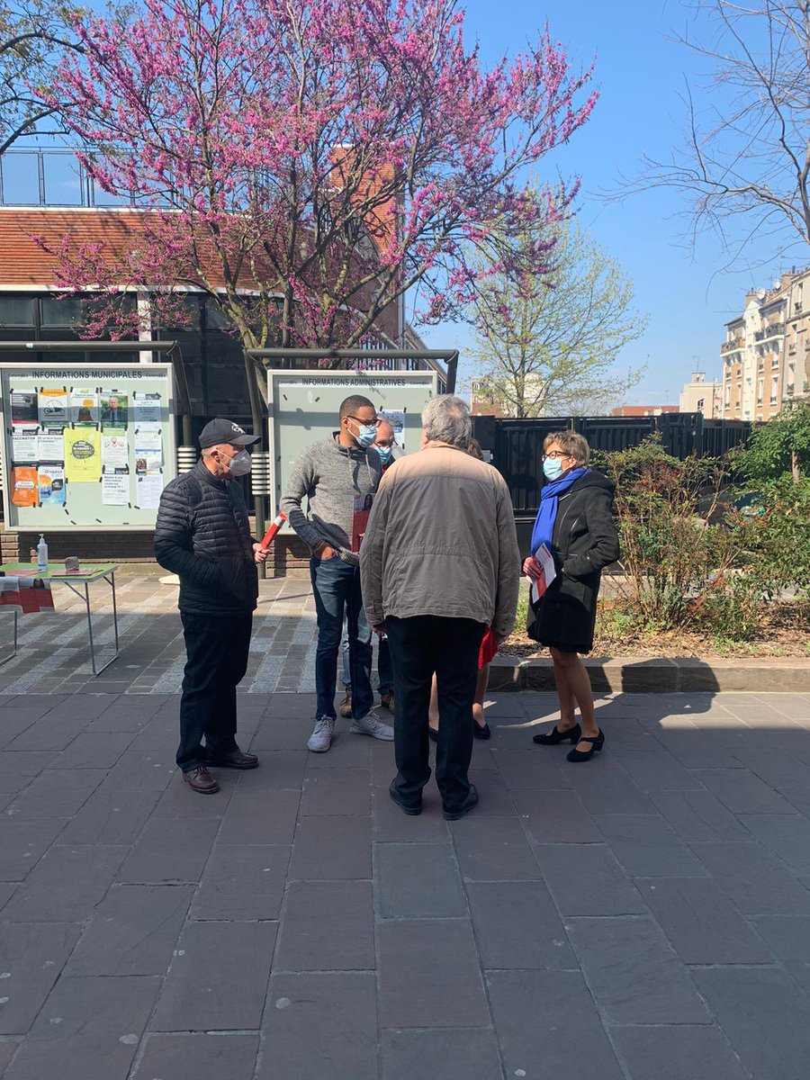 v_narbonnais's tweet photo. ✅ Reprise de la campagne à #Colombes. Points fixes, gel hydroalcoolique, #GestesBarrières.
▫️De très beaux échanges avec les Colombiens autour des propositions d’@AudreyPulvar pour une Région écologique, solidaire et inclusive #AvecPulvar https://t.co/wIR58gfE5R