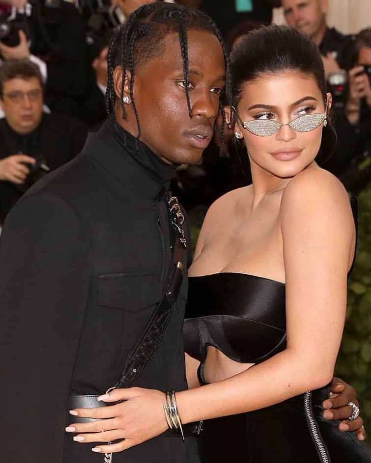 AcessoTravis's tweet photo. No final do ano de 2018, quando Travis estampou a capa de revista "Rolling Stone", o rapper deixou uma pequena pauta sobre seu relacionamento com Kylie:

一 "Nós vamos nos casar em breve. Eu só tenho que me preparar - eu tenho que fazer o pedido de um jeito muito bom." https://t.co/ja9ZkBY15W