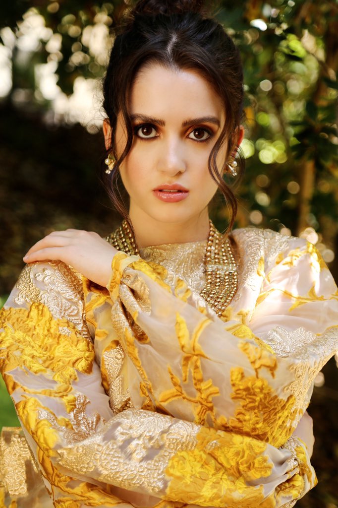 lauramarano's tweet photo. I’ve realized I love hugging myself in pictures....anyways, you should probs stream #HWYRemix cause it’s like giving yourself a big hug, you know?? Click this link: https://t.co/9NxKrISMbT https://t.co/7vn1wsMIJX