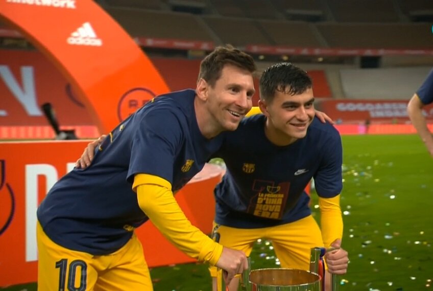 Barça Universal Twitterren: "Lionel Messi and Pedri posing with the Copa  del Rey trophy. https://t.co/BQyfRM2ZGM" / Twitter