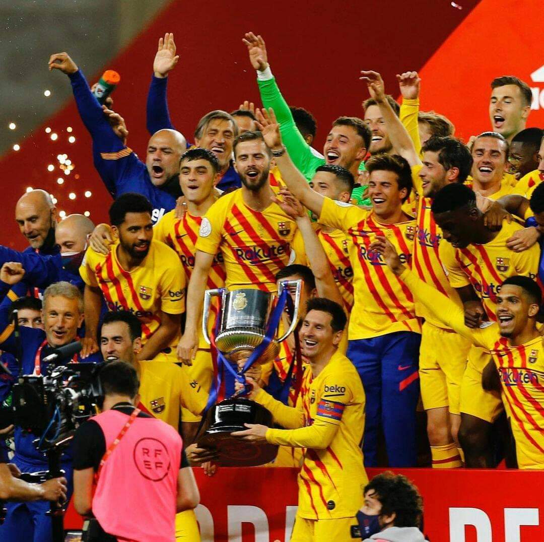 INDOBARCA_TMG's tweet photo. Hasil Akhir :
@AthleticClub 0-4 @FCBarcelona 

10 menit 4 goal?
Luar biasa perjuangannya... 👏🏻👏🏻
Tots Units Fem Forca 🔵🔴

Campionee... Campionee... Oe Oe Oe...
#CopaDelRey #CopaBarca https://t.co/C7wg6RCepn