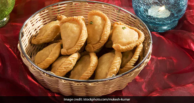 Ddharampreet362's tweet photo. NEVRI- This sweet is crispy outside with tasty filling made of coconut, jaggery/brown sugar and your favorite nuts. This sweet is easy to make and loved by all. Try this one!  #indiandessert #recipe #nevri #tasty #desserts 
For full recipe click https://t.co/md93z7TVC7 https://t.co/C2Vb1Lgi7n