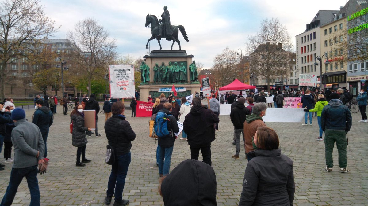 Heute waren wir mit ca. 250 Personen auf dem Heumarkt um gegen die #Ausgangssperre zu #demonstrieren. Trotz spontaner Kundgebung haben sich viele Organisationen und Einzelpersonen an der Aktion beteiligt, um gegen die Ausgangssperre welche ab 21 Uhr gilt, zu demonstrieren.