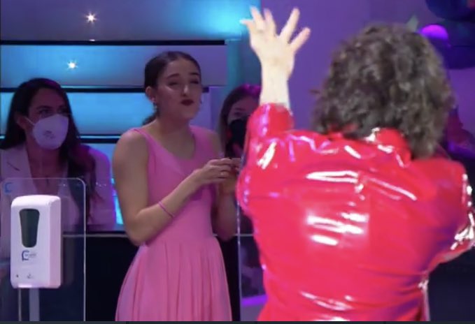 jjbowerslaugh's tweet photo. “quella lacrima sul viso
è un miracolo d'amore
che si avvera in questo istante per me
che non amo che te”

la purezza di giulia imbarazzatissima ma felicissima 💓 #amici20 https://t.co/yiAfblLdXX