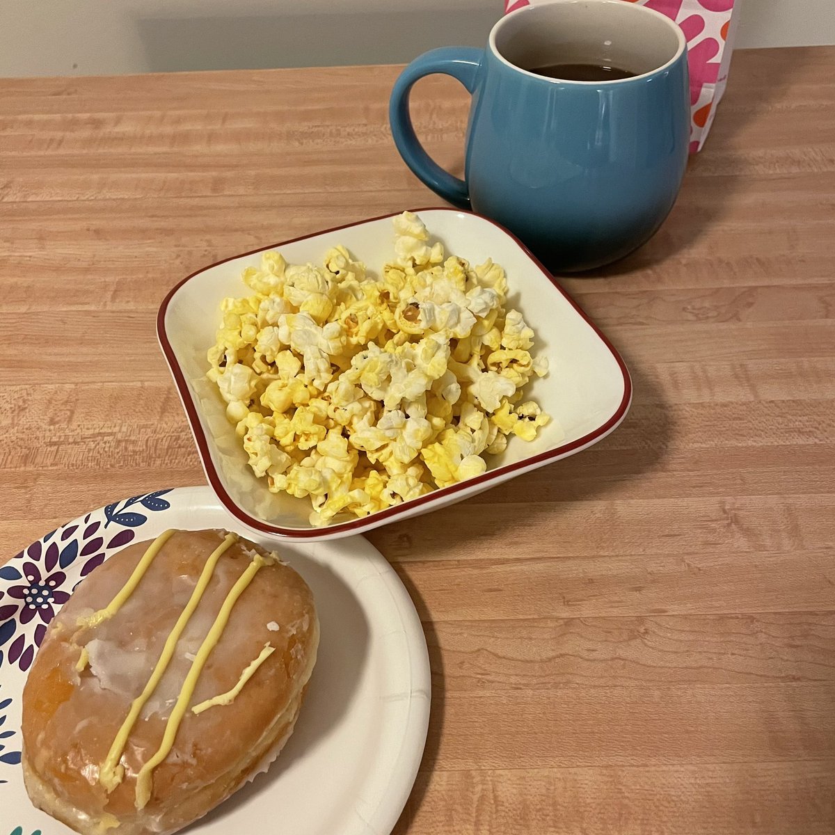 Kaylah_423's tweet image. All my treats are in order for #RightInFrontOfMe on @hallmarkchannel ! #SpringFling #Hallmarkies #Popcorn #LemonFilledDonut #HotChocolate @dunkindonuts @PopSecret