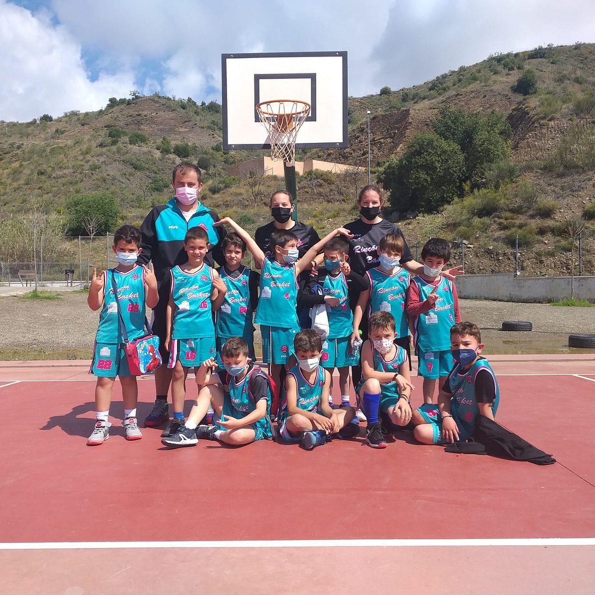 RINCONBASKETCL1's tweet photo. *Baby masculino
CBRV
Rincon basket "@icamalaga
Tercer partido de liga FAB de nuestros pequeños frente a nuestros vecinos CBRV.
Hemos marcado un ritmo alto de juego donde cabe destacar nuestra gran defensa y nuestros rápidos contraataques.⛹️⛹️⛹️
#GoRBC
#GoCBRV
❤️🏀❤️🏀 https://t.co/qX0G1DzJrN