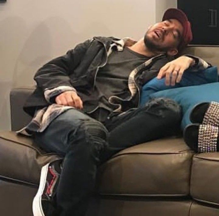 спящий человек в кровати. Sleeping mike shinoda. Sleep. спящий мужчина. мужчина спит.