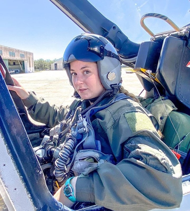 Recien acaba de volar por primera vez un A4 AR .
Si la primera piloto de caza de Argentina ,  Sofia Vier .😍
