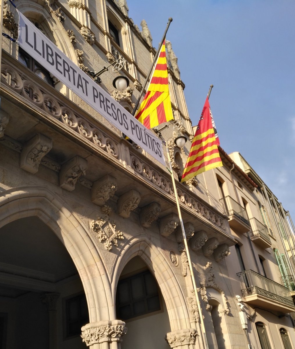 #LlibertatPresosPolíticsiExiliats 
#LlibertatPresesPolítiquesiExiliades
Seguirem cridant !!