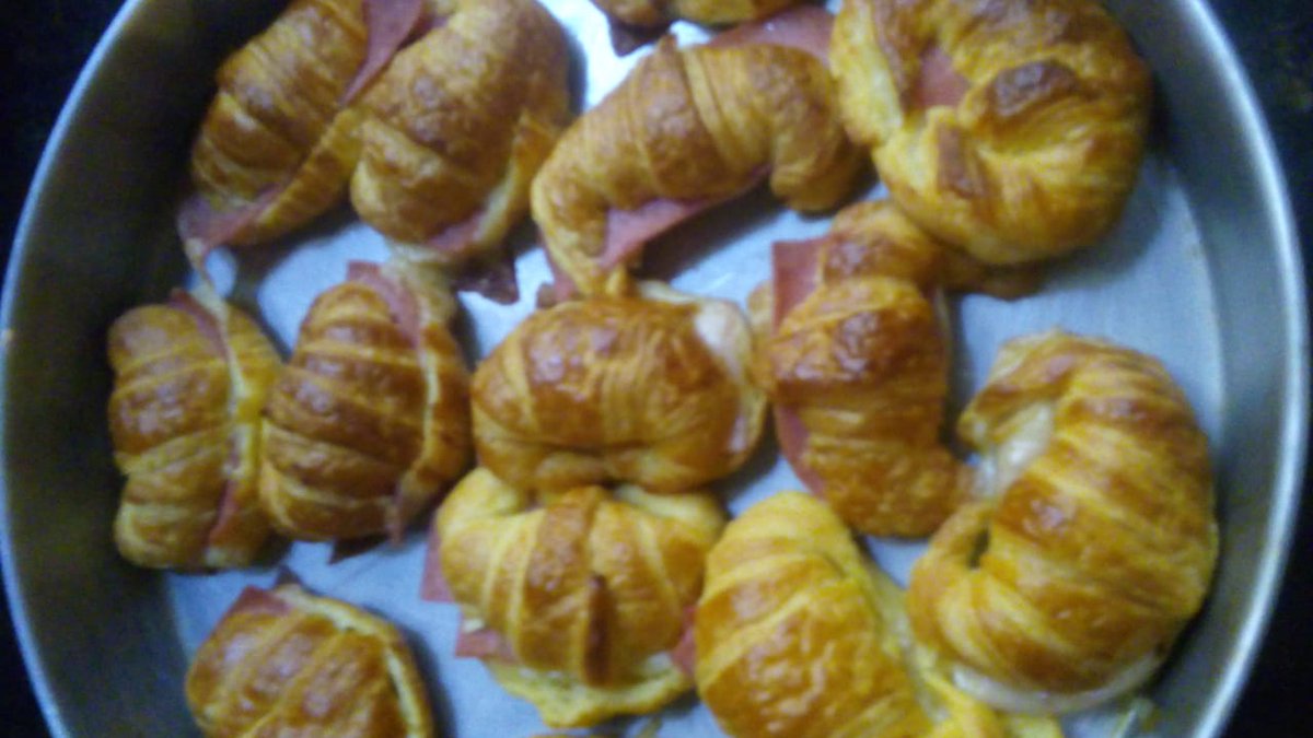 IsabelMezquita4's tweet photo. En casa son un clásico😍
Medialunas con jamón y queso (croissant)
Compartimos con los familiares de pacientes del Hospital de Bo. Obrero. 
Son económicas, fácil de hacer y riquísimas😋
Les pasamos el dato si alguien más quiere hacerlo
@MoriniJorge y esposa sumaron un cocidazo 😋 https://t.co/zDRaCBbe4O