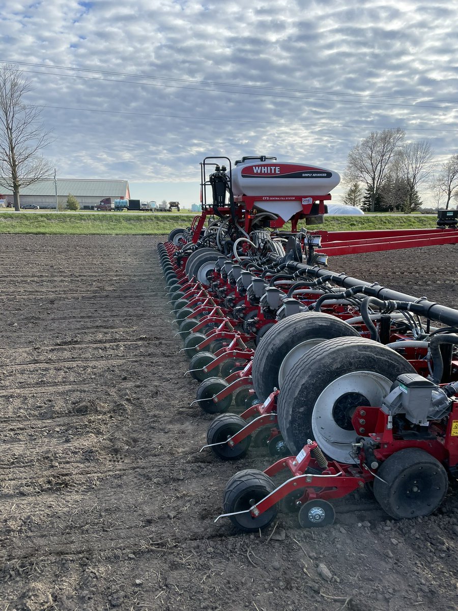 JonWilken's tweet photo. @AgFocusLLC Just had it to the field to make any adjustments needed before it’s go time! #ontag #FastTrac #whiteplanters https://t.co/mexd0gR6QY