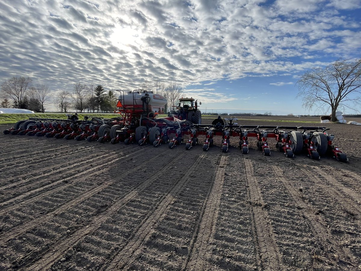 JonWilken's tweet photo. @AgFocusLLC Just had it to the field to make any adjustments needed before it’s go time! #ontag #FastTrac #whiteplanters https://t.co/mexd0gR6QY