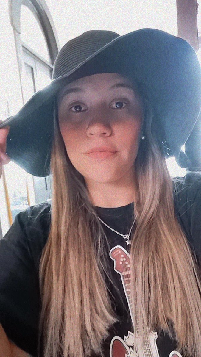 _marielosd's tweet photo. Me compré un sombrero de vieja fufa.
Camisa de #PanaRock 🤘🏻 https://t.co/UPsgel7gnm