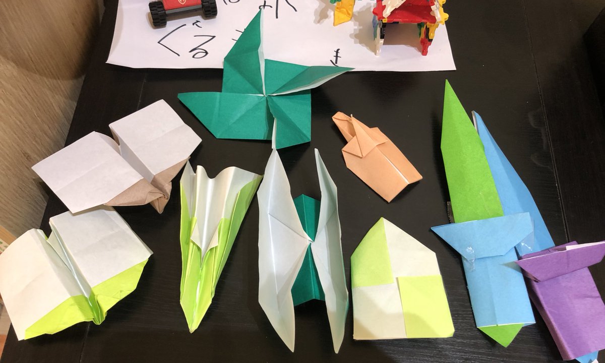 あい 海外育児中 5歳 は折り紙ブーム そのブームに火をつけたのは 男の子向け の折り紙解説本 乗り物や昆虫 武器 恐竜など 男の子が好きそうなものばかりが掲載 難しいものも多いけど すごい集中して作ってる 何を作りたいか って大事だね