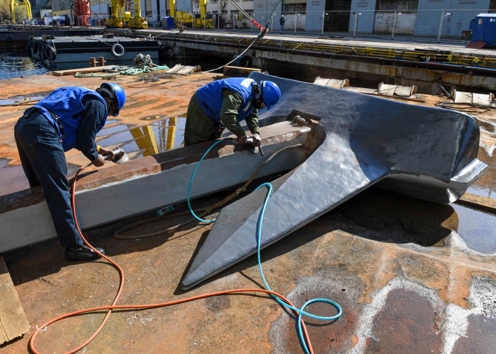 Bringing a whole new meaning to sea and anchor detail. ⚓ 

Sailors remove paint from the anchor of #USSHershelWoodyWilliams during scheduled maintenance in Rijeka, Croatia. Williams is deployed to @USNavyEurope in support of U.S. national interests & security in the region.