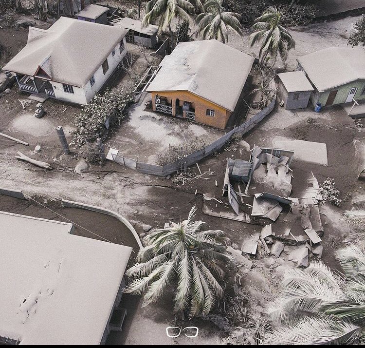 Jardo784's tweet image. Aerial shots taken by Specs Visuals. There are ashes everywhere, houses being damaged,Crops destroyed, animals died, roads broken in half. This is Sandy Bay folks😞 such a devastating moment! 🇻🇨#LaSoufriereEruption2021