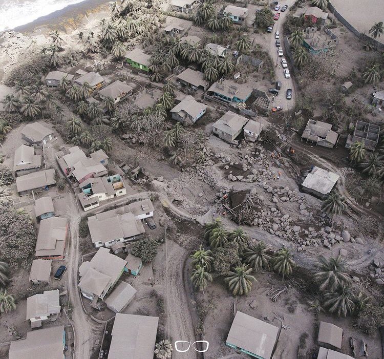 Jardo784's tweet image. Aerial shots taken by Specs Visuals. There are ashes everywhere, houses being damaged,Crops destroyed, animals died, roads broken in half. This is Sandy Bay folks😞 such a devastating moment! 🇻🇨#LaSoufriereEruption2021