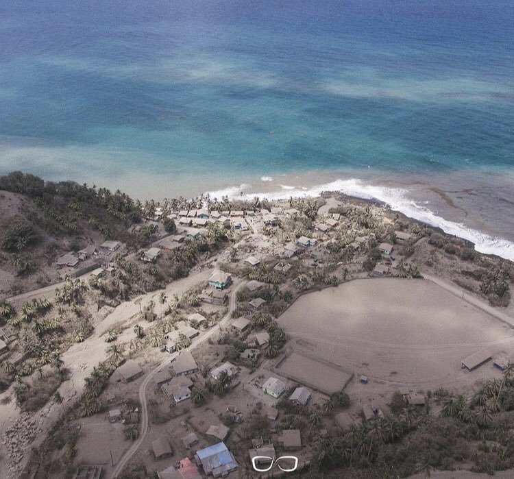 Jardo784's tweet image. Aerial shots taken by Specs Visuals. There are ashes everywhere, houses being damaged,Crops destroyed, animals died, roads broken in half. This is Sandy Bay folks😞 such a devastating moment! 🇻🇨#LaSoufriereEruption2021