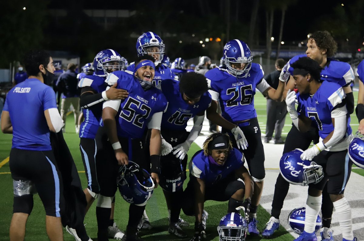 I_CREE8's tweet photo. Pali vs. Fairfax 🏈 #52 https://t.co/B8hRttglIu