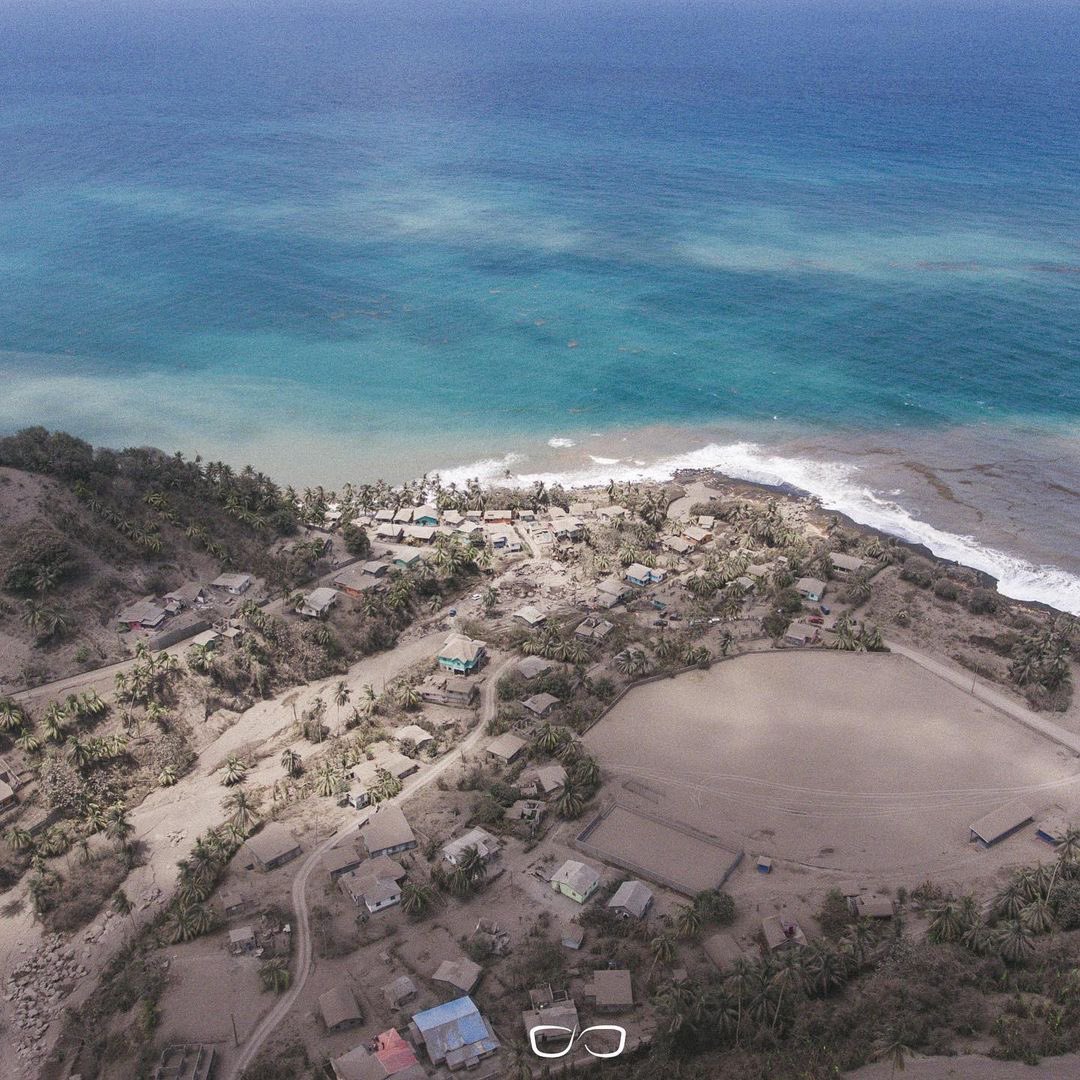 StvincentGren's tweet image. We will rise | 📍Sandy Bay | 📸: specs.visuals 
#LaSoufriereEruption2021 #LaSoufriereEruption #StVincentAndTheGrenadines #StVincentVolcano
