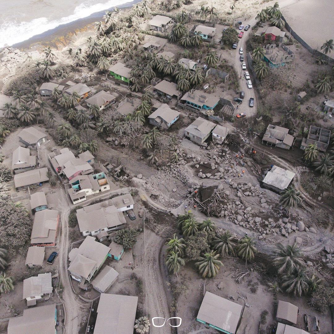 StvincentGren's tweet image. We will rise | 📍Sandy Bay | 📸: specs.visuals 
#LaSoufriereEruption2021 #LaSoufriereEruption #StVincentAndTheGrenadines #StVincentVolcano