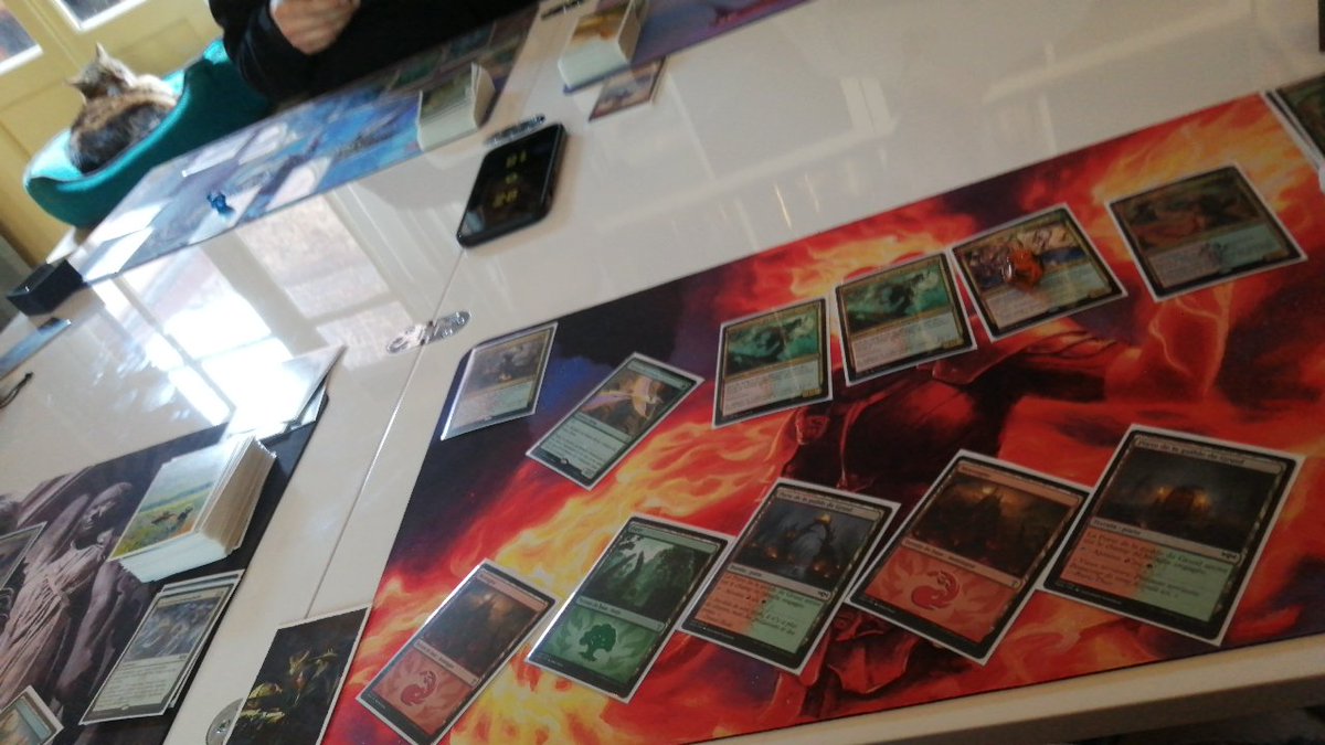 Emago60's tweet image. Je me suis mis récemment à magic et sérieusement c'est vraiment très sympa. ^^
Mais bon, même si j'ai gagné cette partie en 2 vs 2 et étant le seul débutant de la partie ça fait plaisir. ;)