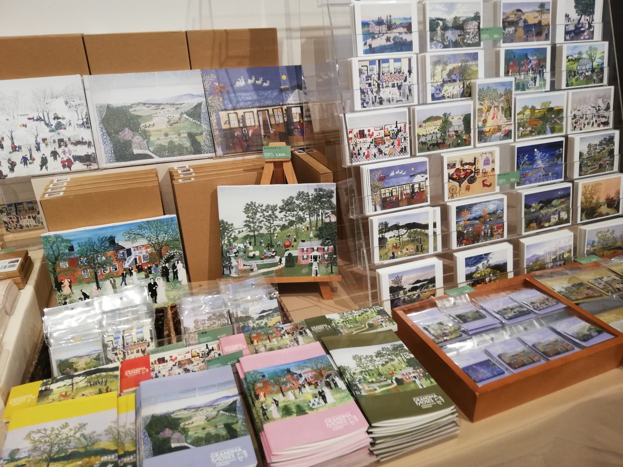 あべのハルカス美術館 グランマ モーゼス展 可愛いオリジナルグッズ ミュージアムショップでは可愛い絵柄のグッズを豊富に取り揃えております 定番のポストカードやノート ポーチやお菓子 アップルバターまで ぜひチェックしてみてください