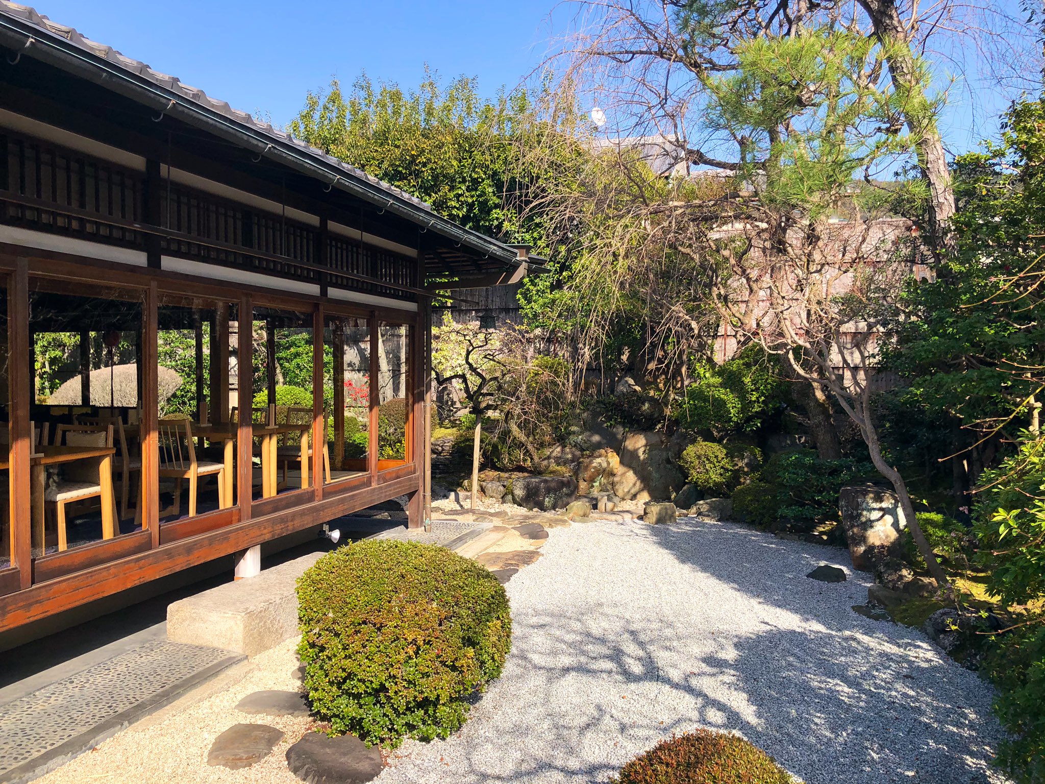 日本庭園情報メディア おにわさん The Japanese Gardens 源鳳院 山科伯爵邸 それ以降の由緒ある家系はwikipediaを見ていただくとして 山科家の公家の家職は 装束の着装 衣紋道山科流 として現代にも伝わり 21年の展示ではその再現も