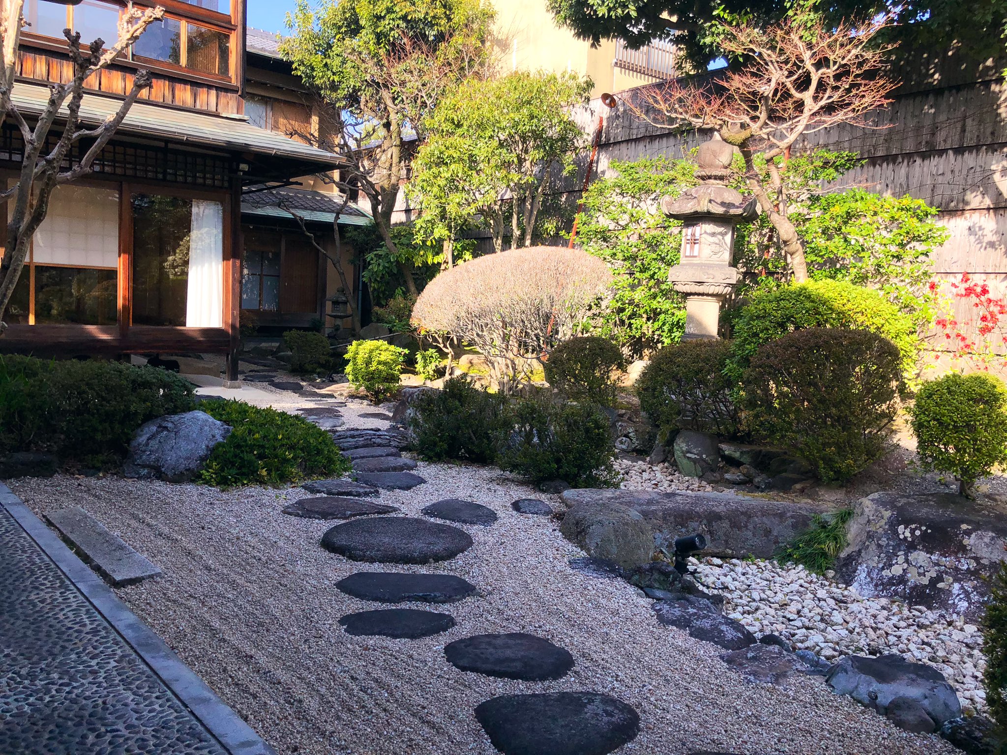 日本庭園情報メディア おにわさん The Japanese Gardens 源鳳院 山科伯爵邸 庭園の作庭は七代目小川治兵衛 植治 渡辺明さんの手で改修された際に庭園も結構変わっているみたいだなとは思うけれど 飛び石や石組は活かされているよう