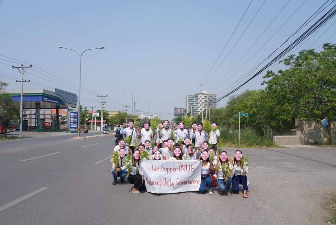aom_april's tweet photo. @DrSasa22222 As a support of our newly formed government @NUGMyanmar, Mandalay Revolutionary Army (MRA) marched on the streets holding AungThapyay flower. 
@DrSasa22222
NUG ASSEMBLE
#Apr18Coup
#WeSupportNUG
#WhatsHappeningInMyanmar https://t.co/tVYqBLoITn