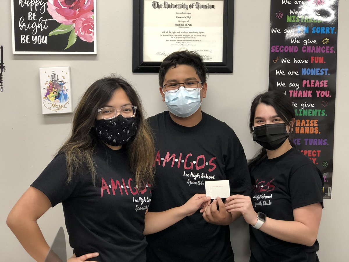 The seniors president Lilliana Perez and vice-president Emely Navarro are presenting the Chick fil a gift card to Karol Amaro, 9th grader.
Congratulations Karol!🥳