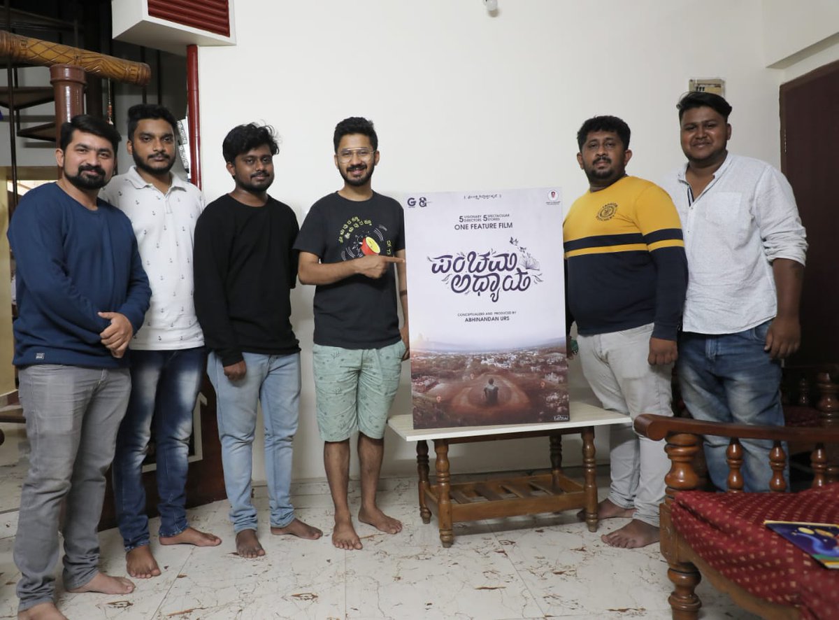Geethafilms's tweet photo. "ಪಂಚಮ ಅಧ್ಯಾಯ" ಶೀರ್ಷಿಕೆಯನ್ನು ಲೋಕಾರ್ಪಣೆ ಮಾಡಿ ಕೊಟ್ಟ ನಮ್ಮ ಪ್ರೀತಿಯ ಸಂಗೀತ ನಿರ್ದೇಶಕರು, ಹಿನ್ನಲೆ ಗಾಯಕರು ಹಾಗು ಸಾಹಿತಿಗಳಾದ ವಾಸುಕಿ ವೈಭವ್ ಸರ್ ರವರಿಗೆ ಗೀತಾ ಫಿಲ್ಮ್ಸ್ ವತಿಯಿಂದ ಧನ್ಯವಾದಗಳು. @vasukivaibhav
#panchamaadhyaya
#geethafilms
#kannadamovies https://t.co/MN3SxUAUXz